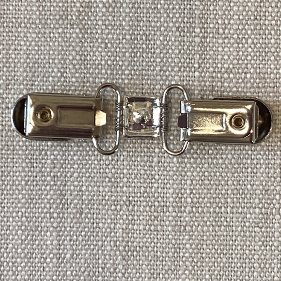 Crystal Flower Sweater Clip, Stylish Vintage Look, Cardigan Collar Clip - Picture 2 of 5